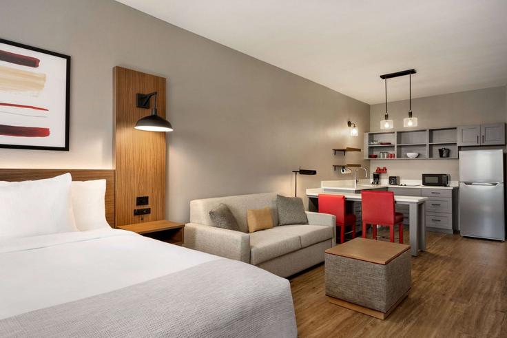 Elegante sala de estar con mobiliario moderno en un apartamento en Building Veterans Boulevard - wyndham - 1667868 en Del Rio, Del Rio