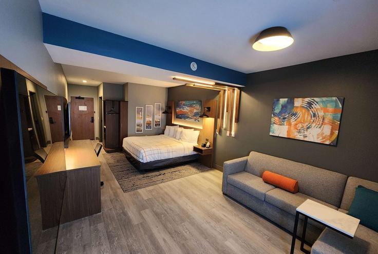 Elegante sala de estar con mobiliario moderno en un apartamento en Building Veterans Boulevard - wyndham - 1690249 en Del Rio, Del Rio