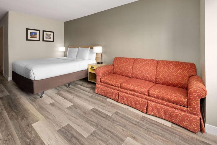 Salle de séjour élégante avec mobilier moderne dans un appartement à Building Monroe Street - wyndham - 1666359 à Jackson, Jackson Salle de séjour élégante avec mobilier moderne dans un appartement à Building Monroe Street - wyndham - 1666359 à Jackson, Jackson