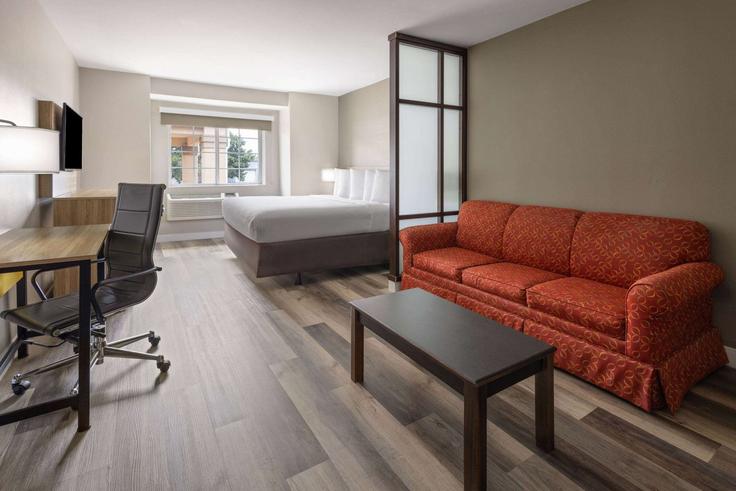 Salle de séjour élégante avec mobilier moderne dans un appartement à Building Monroe Street - wyndham - 1688973 à Jackson, Jackson Salle de séjour élégante avec mobilier moderne dans un appartement à Building Monroe Street - wyndham - 1688973 à Jackson, Jackson