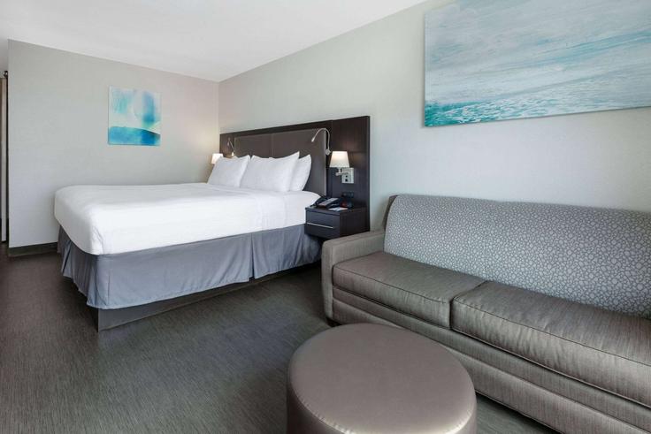 Elegante sala de estar con mobiliario moderno en un apartamento en Building Windward Drive - wyndham - 1666907 en Corpus Christi, Corpus Christi Elegante sala de estar con mobiliario moderno en un apartamento en Building Windward Drive - wyndham - 1666907 en Corpus Christi, Corpus Christi