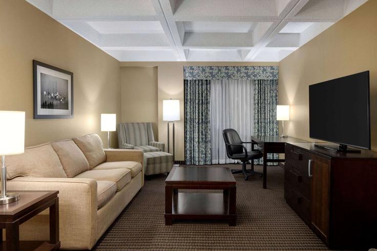Salle de séjour élégante avec mobilier moderne dans un appartement à Building Gateway Boulevard Northwest - wyndham - 1670207 à Edmonton, Edmonton Salle de séjour élégante avec mobilier moderne dans un appartement à Building Gateway Boulevard Northwest - wyndham - 1670207 à Edmonton, Edmonton