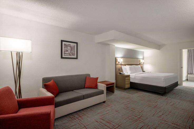 Building Horseshoe Drive - wyndham - 1689997 adresindeki bir dairede modern mobilyalarla zarif bir şekilde tasarlanmış oturma odası Dentsville, Dentsville Building Horseshoe Drive - wyndham - 1689997 adresindeki bir dairede modern mobilyalarla zarif bir şekilde tasarlanmış oturma odası Dentsville, Dentsville