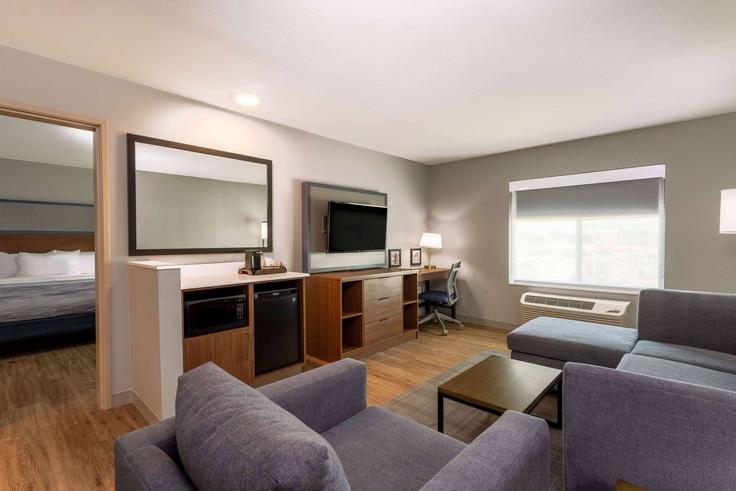 Elegant gestaltetes Wohnzimmer mit moderner Einrichtung in einer Wohnung im Building U.S. 62 - wyndham - 1666497 in Mountain Home, Mountain Home Elegant gestaltetes Wohnzimmer mit moderner Einrichtung in einer Wohnung im Building U.S. 62 - wyndham - 1666497 in Mountain Home, Mountain Home