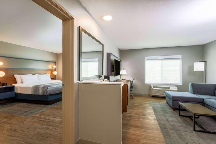 Elegant gestaltetes Wohnzimmer mit moderner Einrichtung in einer Wohnung im Building U.S. 62 - wyndham - 1666512 in Mountain Home, Mountain Home Elegant gestaltetes Wohnzimmer mit moderner Einrichtung in einer Wohnung im Building U.S. 62 - wyndham - 1666512 in Mountain Home, Mountain Home