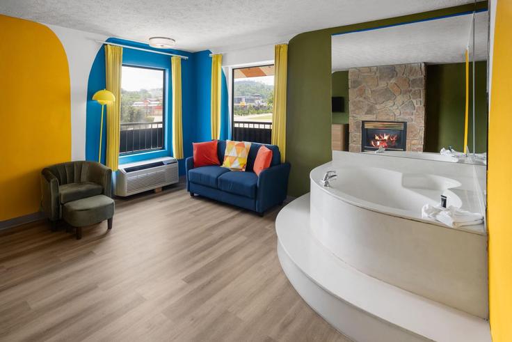 Pigeon Forge, Pigeon Forge에 위치한 Building Parkway - wyndham - 1666929 유닛의 세련된 인테리어가 돋보이는 거실 Pigeon Forge, Pigeon Forge에 위치한 Building Parkway - wyndham - 1666929 유닛의 세련된 인테리어가 돋보이는 거실