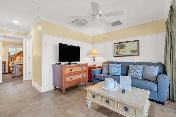 Elegant gestaltetes Wohnzimmer mit moderner Einrichtung in einer Wohnung im Building Seaside Avenue - wyndham - 1689813 in Key Largo, Key Largo Elegant gestaltetes Wohnzimmer mit moderner Einrichtung in einer Wohnung im Building Seaside Avenue - wyndham - 1689813 in Key Largo, Key Largo