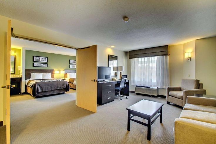 Salle de séjour élégante avec mobilier moderne dans un appartement à Building Edgewood Road - wyndham - 1693059 à Edgewood, Edgewood