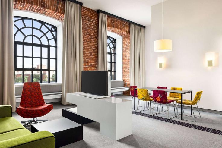 Łódź ŁódźのBuilding Ogrodowa - wyndham - 1673783のアパートメントにある、モダンな家具を備えたエレガントなデザインのリビングルーム Łódź ŁódźのBuilding Ogrodowa - wyndham - 1673783のアパートメントにある、モダンな家具を備えたエレガントなデザインのリビングルーム