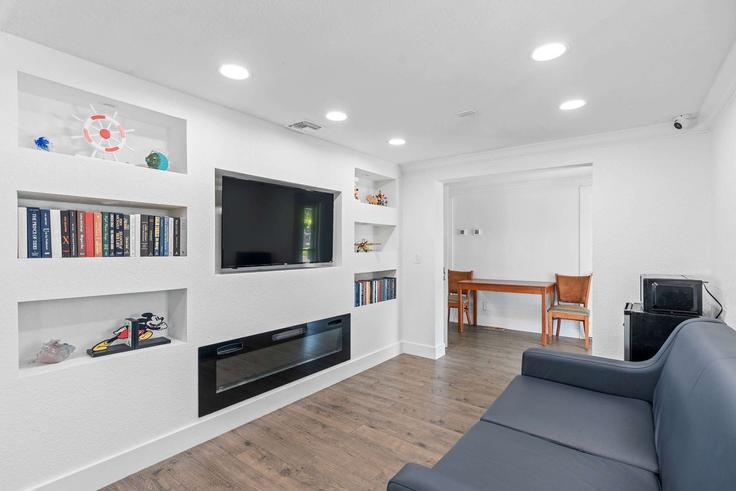 Salle de séjour élégante avec mobilier moderne dans un appartement à Building West Irlo Bronson Memorial Highway - wyndham - 1675486 à Kissimmee, Kissimmee Salle de séjour élégante avec mobilier moderne dans un appartement à Building West Irlo Bronson Memorial Highway - wyndham - 1675486 à Kissimmee, Kissimmee