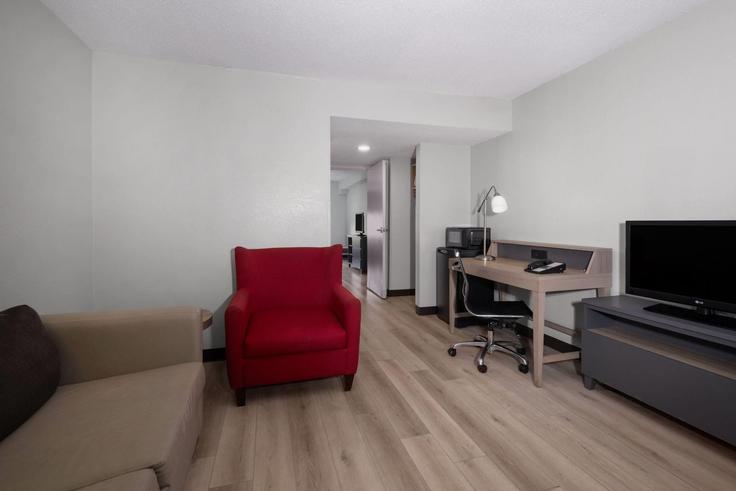 Elegant gestaltetes Wohnzimmer mit moderner Einrichtung in einer Wohnung im Building Mount Harmony Church Road - wyndham - 1666916 in Matthews, Matthews