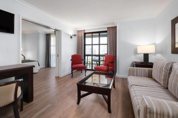 Building Avenida Presidente Kennedy Lateral - wyndham - 1677286 adresindeki bir dairede modern mobilyalarla zarif bir şekilde tasarlanmış oturma odası Vitacura, Santiago Building Avenida Presidente Kennedy Lateral - wyndham - 1677286 adresindeki bir dairede modern mobilyalarla zarif bir şekilde tasarlanmış oturma odası Vitacura, Santiago
