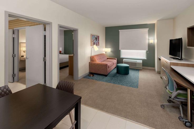 Houston, Houston에 위치한 Building Eastex Freeway - wyndham - 1670712 유닛의 세련된 인테리어가 돋보이는 거실 Houston, Houston에 위치한 Building Eastex Freeway - wyndham - 1670712 유닛의 세련된 인테리어가 돋보이는 거실