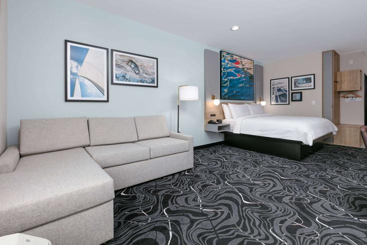 Salle de séjour élégante avec mobilier moderne dans un appartement à Building East Eldorado Parkway - wyndham - 1676353 à Little Elm, Little Elm Salle de séjour élégante avec mobilier moderne dans un appartement à Building East Eldorado Parkway - wyndham - 1676353 à Little Elm, Little Elm