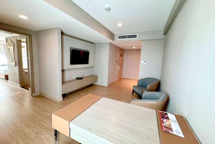 Sala de estar elegantemente projetada com móveis modernos em um apartamento no Building Sukhumvit Road - wyndham - 1676379 em Watthana, Bangkok Sala de estar elegantemente projetada com móveis modernos em um apartamento no Building Sukhumvit Road - wyndham - 1676379 em Watthana, Bangkok