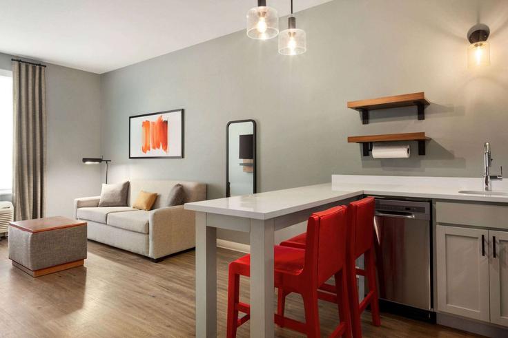 Mount Laurel Township Mount Laurel TownshipのBuilding New Jersey 38 - wyndham - 1667181のアパートメントにある、モダンな家具を備えたエレガントなデザインのリビングルーム Mount Laurel Township Mount Laurel TownshipのBuilding New Jersey 38 - wyndham - 1667181のアパートメントにある、モダンな家具を備えたエレガントなデザインのリビングルーム