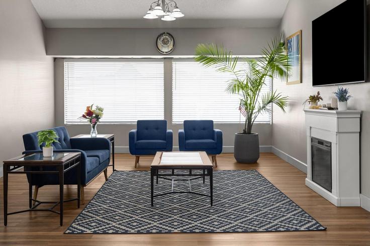 Salle de séjour élégante avec mobilier moderne dans un appartement à Building East Upham Street - wyndham - 1674142 à Marshfield, Marshfield Salle de séjour élégante avec mobilier moderne dans un appartement à Building East Upham Street - wyndham - 1674142 à Marshfield, Marshfield