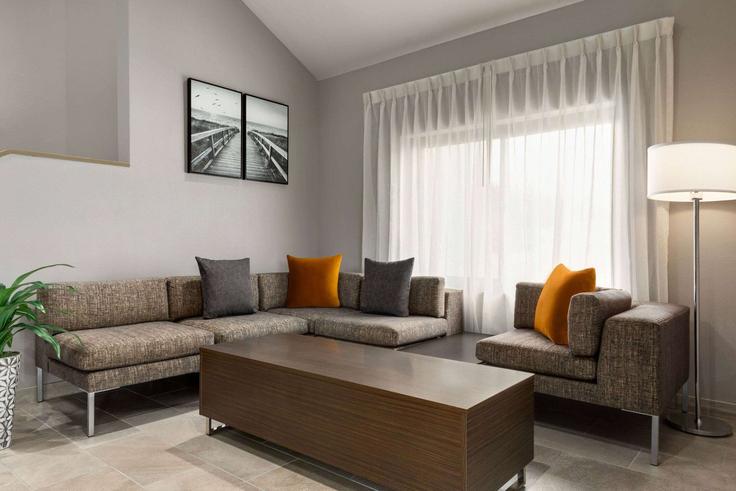 Sala de estar elegantemente projetada com móveis modernos em um apartamento no Building Punkin Court - wyndham - 1686210 em Salisbury, Salisbury Sala de estar elegantemente projetada com móveis modernos em um apartamento no Building Punkin Court - wyndham - 1686210 em Salisbury, Salisbury