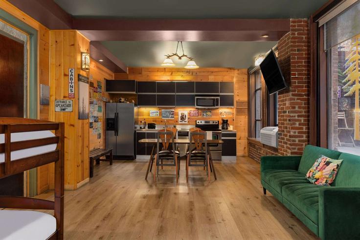 Sala de estar elegantemente projetada com móveis modernos em um apartamento no Building West 7th Street - wyndham - 1687057 em Los Angeles, Los Angeles Sala de estar elegantemente projetada com móveis modernos em um apartamento no Building West 7th Street - wyndham - 1687057 em Los Angeles, Los Angeles