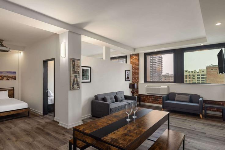 Los Angeles Los AngelesのBuilding West 7th Street - wyndham - 1692954のアパートメントにある、モダンな家具を備えたエレガントなデザインのリビングルーム Los Angeles Los AngelesのBuilding West 7th Street - wyndham - 1692954のアパートメントにある、モダンな家具を備えたエレガントなデザインのリビングルーム