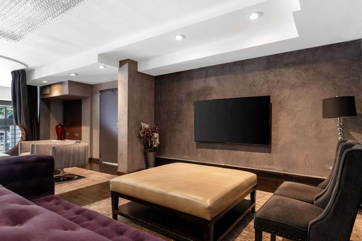 Elegant gestaltetes Wohnzimmer mit moderner Einrichtung in einer Wohnung im Building Flower Street - wyndham - 1687104 in Los Angeles, Los Angeles