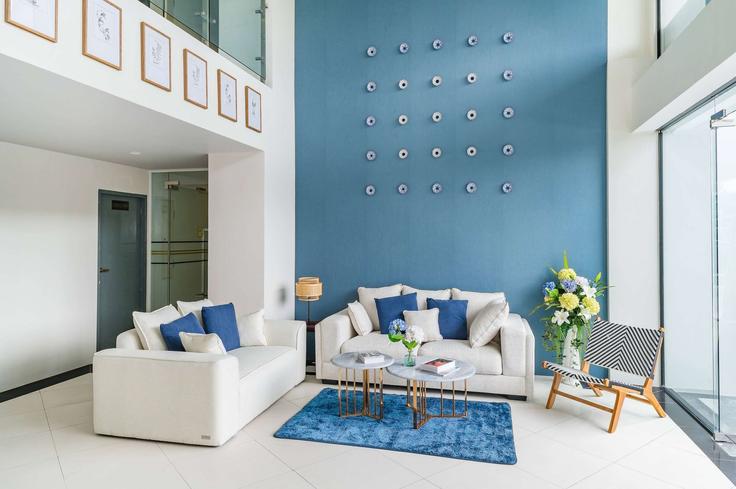 Sakhu, Sakhu에 위치한 Building Soi Naiyang 16 - wyndham - 1669687 유닛의 세련된 인테리어가 돋보이는 거실 Sakhu, Sakhu에 위치한 Building Soi Naiyang 16 - wyndham - 1669687 유닛의 세련된 인테리어가 돋보이는 거실