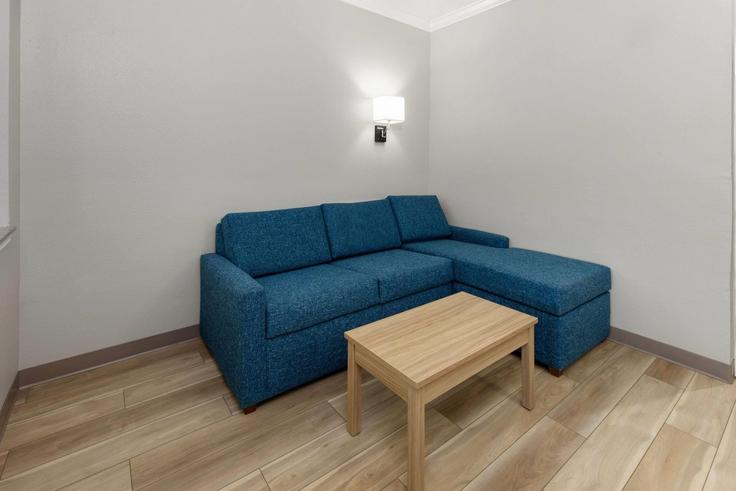 Houston, Houston에 위치한 Building North Sam Houston Parkway West - wyndham - 1672809 유닛의 세련된 인테리어가 돋보이는 거실