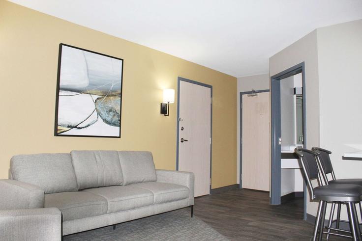 Salle de séjour élégante avec mobilier moderne dans un appartement à Building Boulder Boulevard - wyndham - 1677788 à Stony Plain, Stony Plain