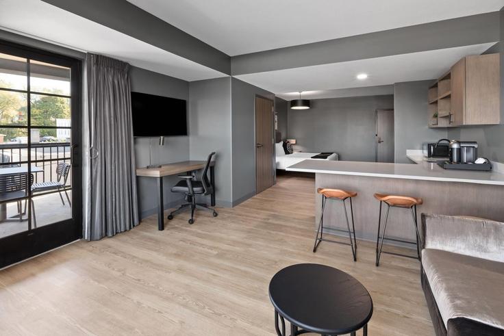 Elegant gestaltetes Wohnzimmer mit moderner Einrichtung in einer Wohnung im Building Bridge Street - wyndham - 1686763 in Ashtabula, Ashtabula