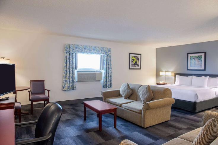 Sala de estar elegantemente projetada com móveis modernos em um apartamento no Building 48 Avenue - wyndham - 1677520 em Camrose, Camrose