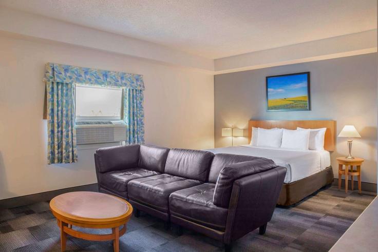 Sala de estar elegantemente projetada com móveis modernos em um apartamento no Building 48 Avenue - wyndham - 1690639 em Camrose, Camrose