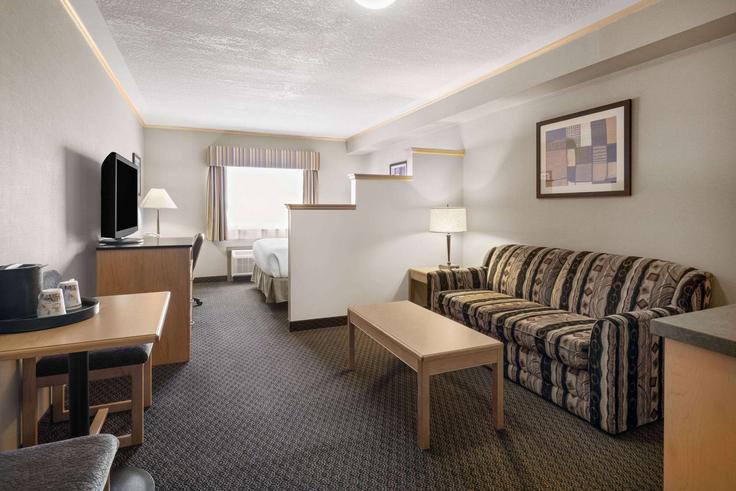 Fort McMurray Fort McMurrayのBuilding Parent Way - wyndham - 1674446のアパートメントにある、モダンな家具を備えたエレガントなデザインのリビングルーム