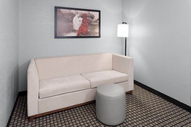 Elegante sala de estar con mobiliario moderno en un apartamento en Building East Main Street - wyndham - 1687159 en Reedsburg, Reedsburg