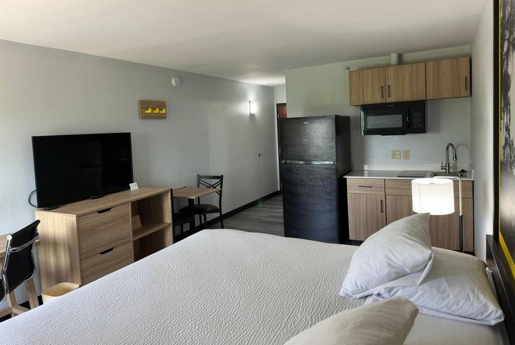 Salle de séjour élégante avec mobilier moderne dans un appartement à Building North Bolton Avenue - wyndham - 1669399 à Alexandria, Alexandria