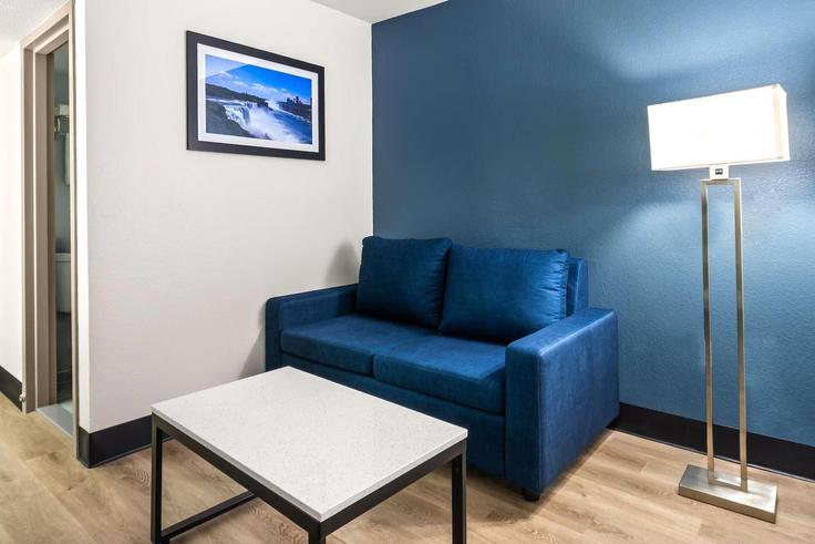 Salle de séjour élégante avec mobilier moderne dans un appartement à Building Holiday Drive - wyndham - 1666341 à Ardmore, Ardmore Salle de séjour élégante avec mobilier moderne dans un appartement à Building Holiday Drive - wyndham - 1666341 à Ardmore, Ardmore