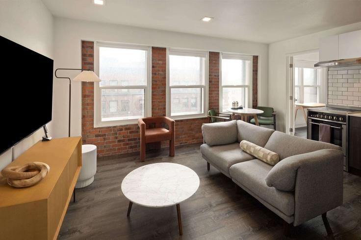 Sala de estar elegantemente projetada com móveis modernos em um apartamento no Building Pine Street - wyndham - 1642656 em Seattle, Seattle Sala de estar elegantemente projetada com móveis modernos em um apartamento no Building Pine Street - wyndham - 1642656 em Seattle, Seattle