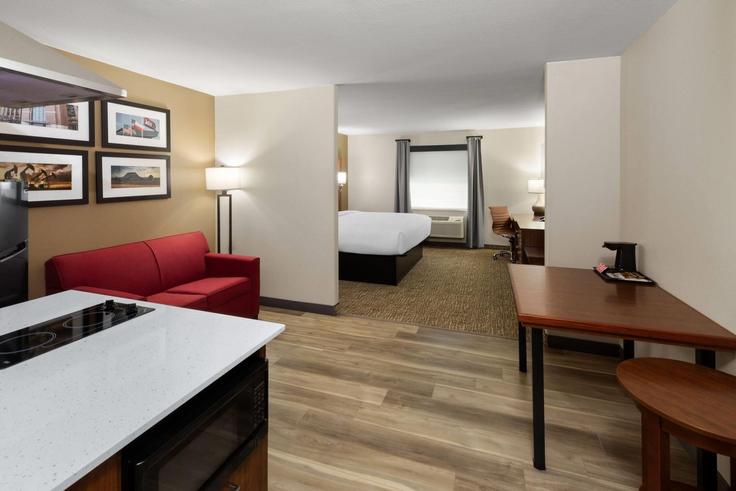 Elegant gestaltetes Wohnzimmer mit moderner Einrichtung in einer Wohnung im Building Texas 6 Frontage Road - wyndham - 1671242 in College Station, College Station Elegant gestaltetes Wohnzimmer mit moderner Einrichtung in einer Wohnung im Building Texas 6 Frontage Road - wyndham - 1671242 in College Station, College Station