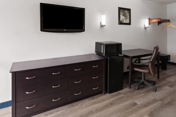 Salle de séjour élégante avec mobilier moderne dans un appartement à Building West Layton Avenue - wyndham - 1665824 à Milwaukee, Milwaukee