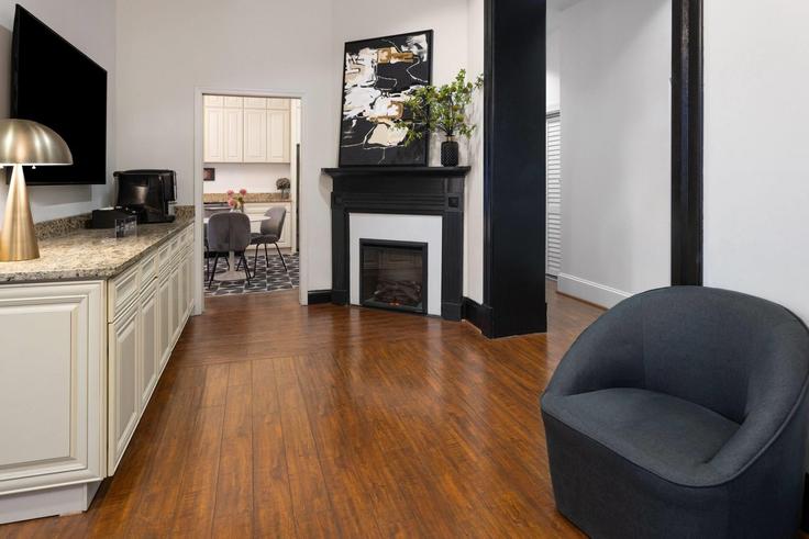 Salle de séjour élégante avec mobilier moderne dans un appartement à Building Park Avenue - wyndham - 1668144 à Baltimore, Baltimore Salle de séjour élégante avec mobilier moderne dans un appartement à Building Park Avenue - wyndham - 1668144 à Baltimore, Baltimore