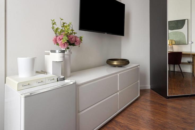 Salle de séjour élégante avec mobilier moderne dans un appartement à Building Park Avenue - wyndham - 1670829 à Baltimore, Baltimore Salle de séjour élégante avec mobilier moderne dans un appartement à Building Park Avenue - wyndham - 1670829 à Baltimore, Baltimore