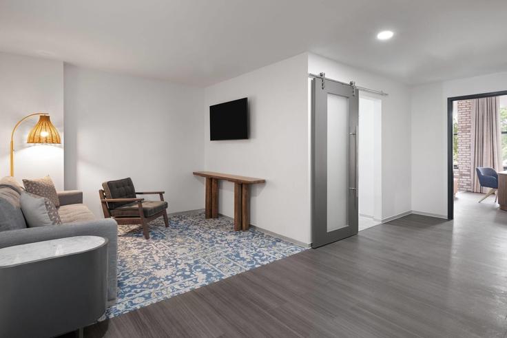 Elegant gestaltetes Wohnzimmer mit moderner Einrichtung in einer Wohnung im Building Central Avenue Southwest - wyndham - 1667860 in Atlanta, Atlanta