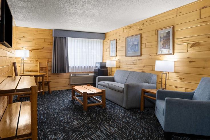 Sala de estar elegantemente projetada com móveis modernos em um apartamento no Building Westgate Boulevard - wyndham - 1674751 em Proctor, Proctor Sala de estar elegantemente projetada com móveis modernos em um apartamento no Building Westgate Boulevard - wyndham - 1674751 em Proctor, Proctor