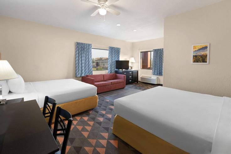 Mackinaw City, Mackinaw City에 위치한 Building North Nicolet Street - wyndham - 1688153 유닛의 세련된 인테리어가 돋보이는 거실 Mackinaw City, Mackinaw City에 위치한 Building North Nicolet Street - wyndham - 1688153 유닛의 세련된 인테리어가 돋보이는 거실