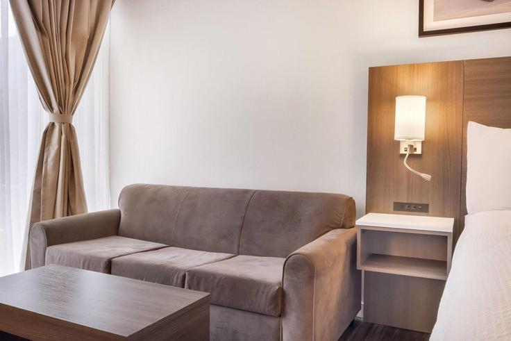 Elegante sala de estar con mobiliario moderno en un apartamento en Building Brady Street - wyndham - 1684178 en Sudbury, Greater Sudbury Elegante sala de estar con mobiliario moderno en un apartamento en Building Brady Street - wyndham - 1684178 en Sudbury, Greater Sudbury