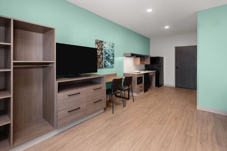 Building Merlotte Lane - wyndham - 1690904 adresindeki bir dairede modern mobilyalarla zarif bir şekilde tasarlanmış oturma odası Fort Worth, Fort Worth Building Merlotte Lane - wyndham - 1690904 adresindeki bir dairede modern mobilyalarla zarif bir şekilde tasarlanmış oturma odası Fort Worth, Fort Worth