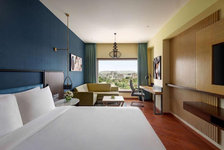 Sala de estar elegantemente projetada com móveis modernos em um apartamento no Building Plot 3 Shobhagpura Bypass - wyndham - 1681380 em Pahada, Udaipur Sala de estar elegantemente projetada com móveis modernos em um apartamento no Building Plot 3 Shobhagpura Bypass - wyndham - 1681380 em Pahada, Udaipur