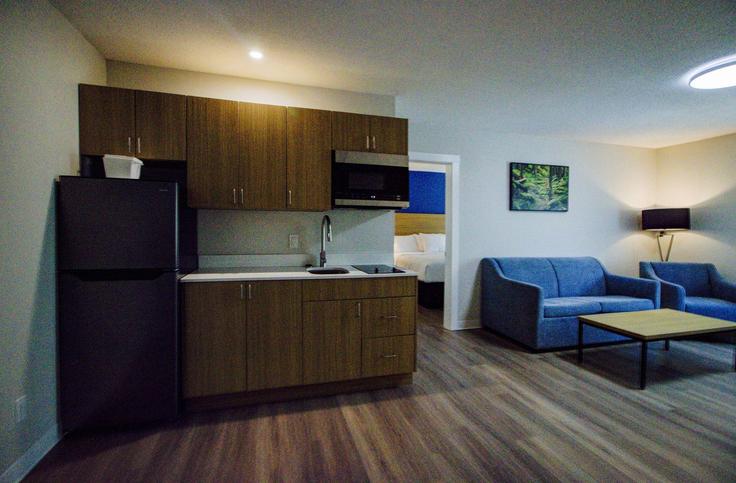 Building Nimpkish Drive - wyndham - 1693811 adresindeki bir dairede modern mobilyalarla zarif bir şekilde tasarlanmış oturma odası Gold River, Gold River