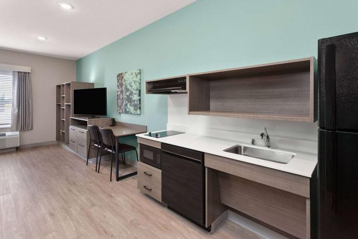 Elegante sala de estar con mobiliario moderno en un apartamento en Building Eastpark Boulevard - wyndham - 1682066 en Madison, Madison Elegante sala de estar con mobiliario moderno en un apartamento en Building Eastpark Boulevard - wyndham - 1682066 en Madison, Madison