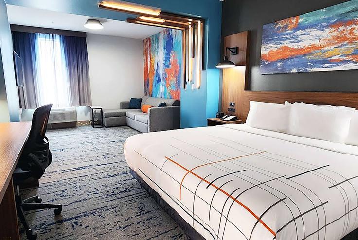 Sala de estar elegantemente projetada com móveis modernos em um apartamento no Building South Interstate 35 Frontage Road - wyndham - 1690971 em Austin, Austin Sala de estar elegantemente projetada com móveis modernos em um apartamento no Building South Interstate 35 Frontage Road - wyndham - 1690971 em Austin, Austin