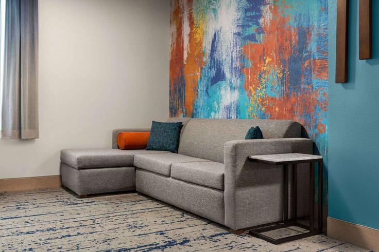 Sala de estar elegantemente projetada com móveis modernos em um apartamento no Building South Interstate 35 Frontage Road - wyndham - 1679792 em Austin, Austin